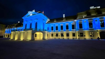 Az ukrán zászló színeivel világították ki a szlovák elnöki palotát szerda este