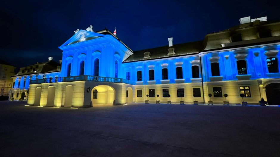Az ukrán zászló színeivel világították ki a szlovák elnöki palotát szerda este