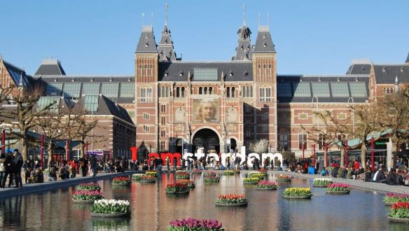 Az amszterdamiaknak elegük van a tömegturizmusból, betiltanák az Airbnb-t