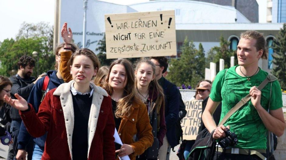 A nap hősei azok a diákok, akik 16 órát buszozva eljöttek az EU-csúcsra tüntetni a klímáért