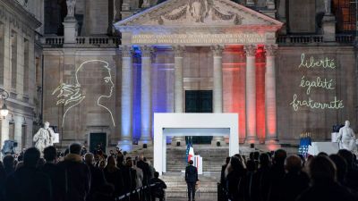 Macron a francia baloldal egykori harcát vívja az iszlám ellen, de ezt sok baloldali ellenzi