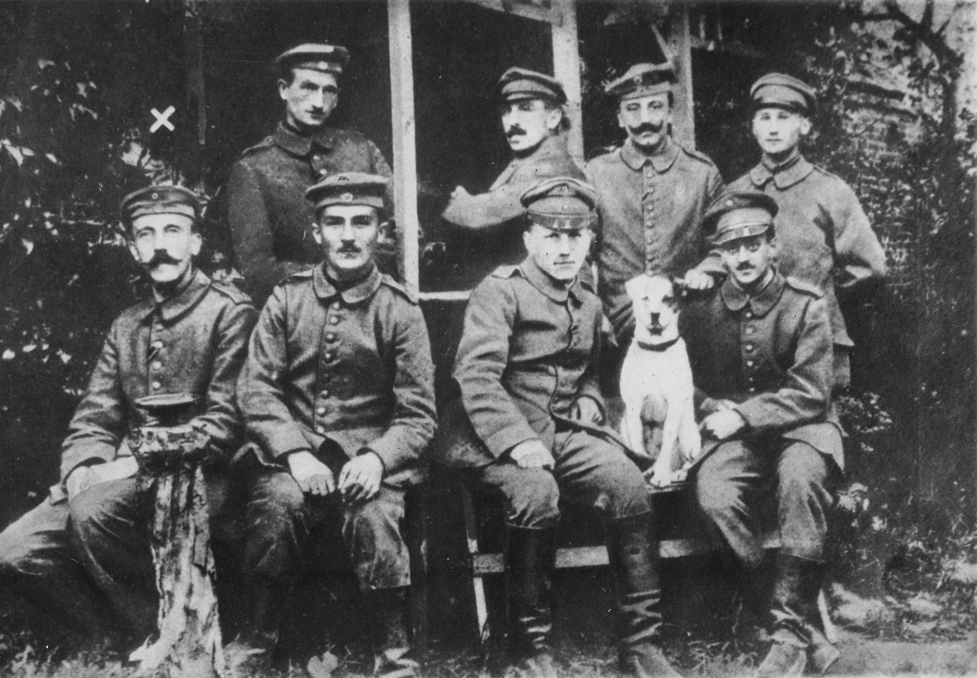 Hitler (baloldalon) katonaként az első világháborúban.