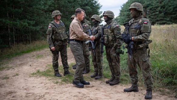 Lengyelország növeli katonáinak számát a belarusz-lengyel határon