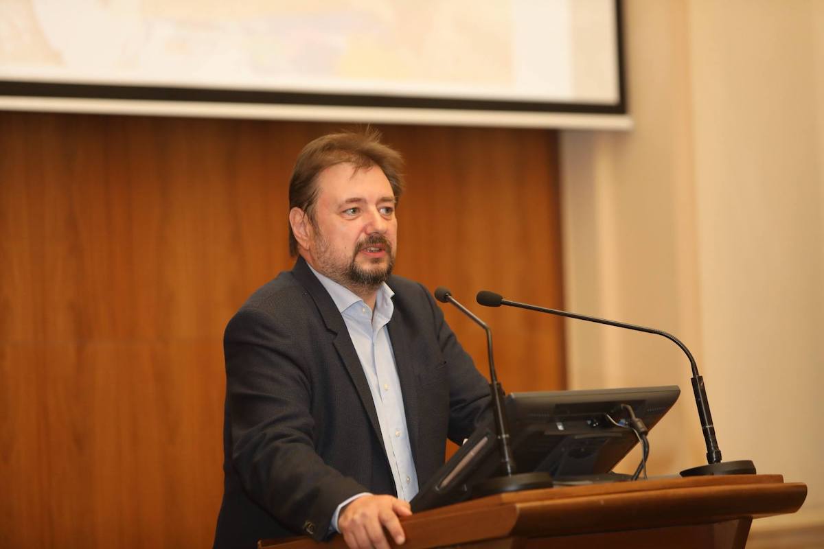 Cristian Pîrvulescu politológus, 2005 óta a Bukaresti Egyetem politológia tanszékének a tanára. 1965-ben Ploiești-ben született, 1989-ben végzett a Bukaresti Egyetem filozófia tanszékén. Románia egyik leghíresebb televíziós elemzője, kutatási területe az összehasonlító politológia, valamint a politika eszmetörténete.