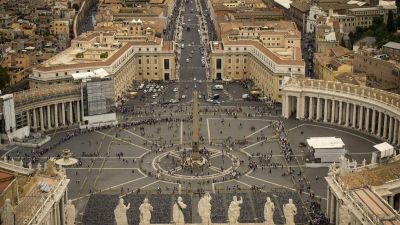 Vatikáni bíboros kapcsolta vissza az áramot a hajléktalanoknak