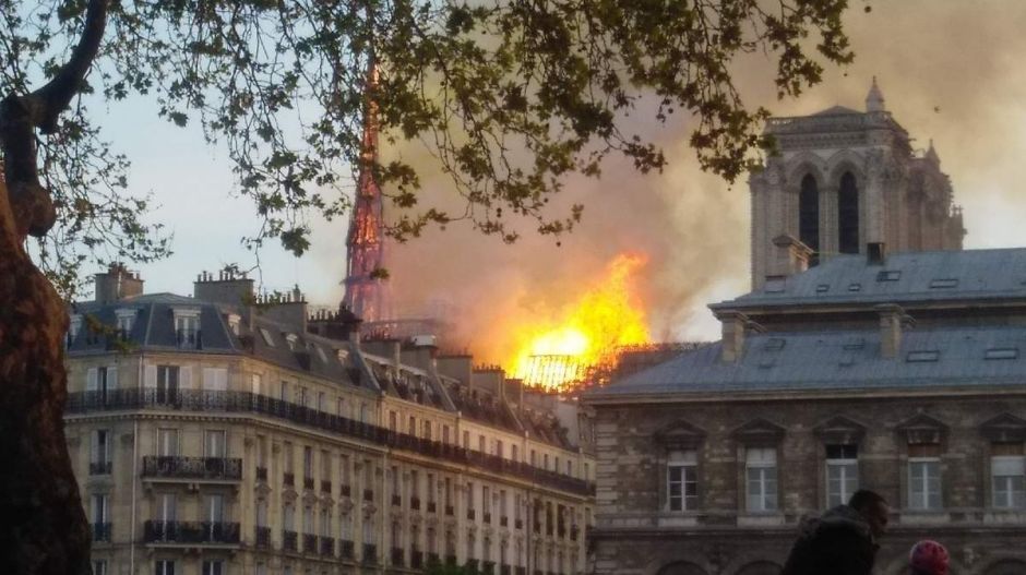 Notre-Dame: a tűz eloltva, nemzetközi gyűjtést indítanak