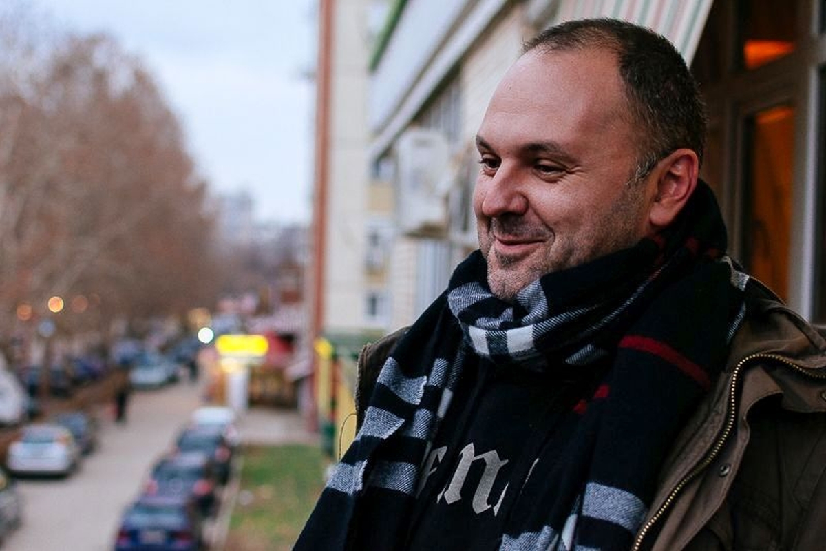 Interjúalanyunk, Rastislav Dinić a niši egyetem filozófia tanszékének oktatója, politikai elemző, akit az Azonnalin rendszeresen kérdezünk a szerb politikáról.