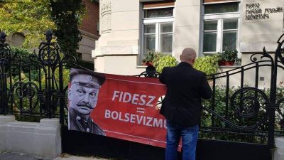 Sztálinná montírozott Orbánt tett a Jobbik a Fidesz-székház kerítésére