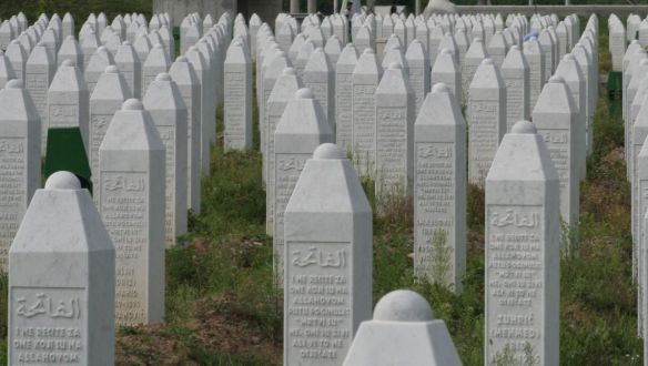 Mégsem a szerbek kezdték volna a srebrenicai mészárlást?