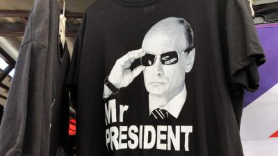 Már Magyarországon is slágertermék az olcsó Putyin-póló