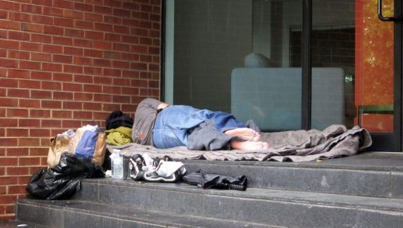 Több hajléktalant fogna közmunkára a kormány