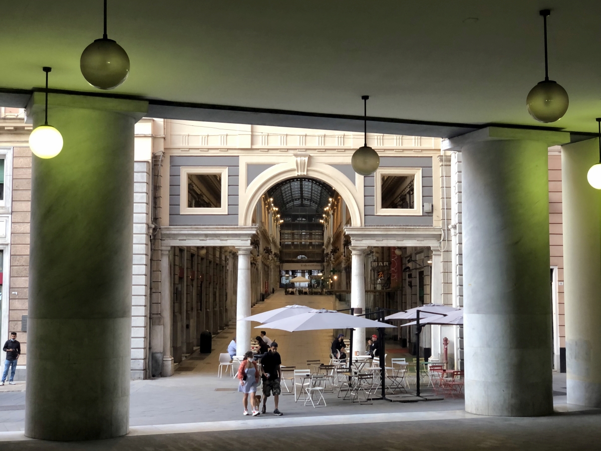 A Ferrari-téren találkozik a középkori Genova a 19. századival: a szűk sikátorokból álló középkori belváros, a Via Garibaldi palotáinak környéke, valamint az igazán nagyvárosi hangulatot tükröző helyi Andrássy út, az elegáns árkádok alatt sétálható bevásárlóutca, a Via XX Settembre. És a képen egy viszonylag eldugott, a covidjárvány miatt nem épp élettel teli kincsesdoboz: tiszta Milánó!