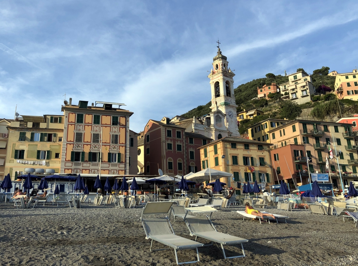A kikötő miatt érthetően nincsenek se jó, se rossz strandok Genova belvárosa körül, az igazán jó, a turisták által még nem annyira használtakért 15-20 kilométert kell délnek autózni, például ide, Soriba. A strand bejáratánál tábla figyelmeztet arra, hogy a járványügyi távolságtartás itt is érvényben van: az 1 métert tessenek a tengerben és törülközőügyileg is tartani!