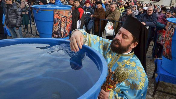 Palackozott szenteltvízzel védekeznek a vírus ellen a romániai ortodoxok