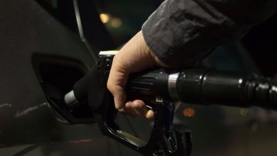 A lengyeleknél adócsökkentéssel reagál a kormány az elszálló benzinárakra