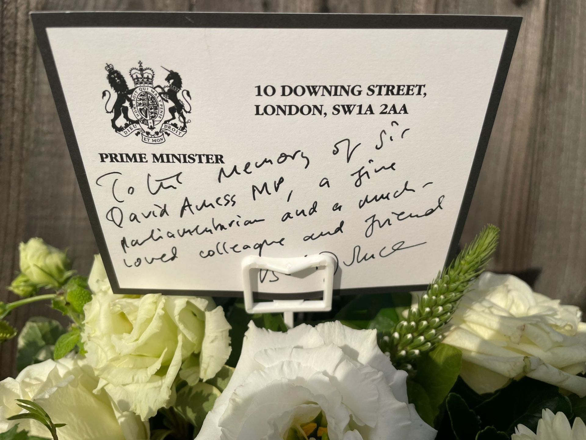 Boris Johnson emlékkoszorúja a meggyilkolt konzervatív képviselőtársa, David Amess tiszteletére.