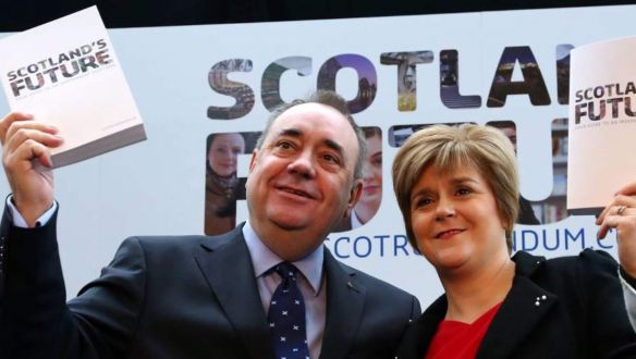 A skót exkormányfő saját zaklatási botrányát felhasználva buktatná utódját és a skót függetlenséget