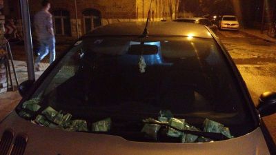 Tizennyolc Mikulás-csomag díszít egy Józsefvárosban parkoló autót, de csak nem szállítják el, hiába reméli ezt még a tulajdonosa is