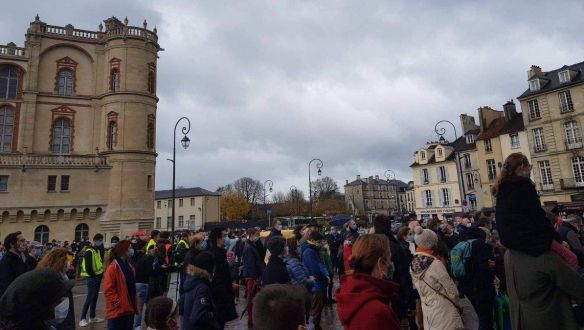Franciaországban katolikusok tüntettek, mert a járvány idején is misére akarnak járni