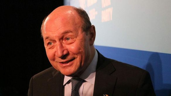 Băsescu az Azonnalinak: Remélem, Viktor úgy állítja majd meg a koronavírust, mint a migrációt!