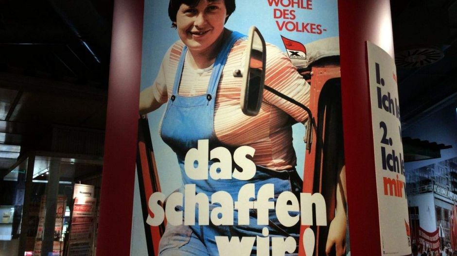 Merkel híres szlogenje 1981-ben egy NDK-s pártkongresszus plakátján is feltűnt