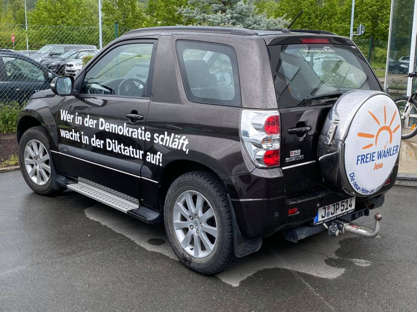 A Freie Wähler jenai szervezetének egyik kocsija a felirattal, miszerint aki egy demokráciában elalszik, arra ébred, hogy diktatúra lett.