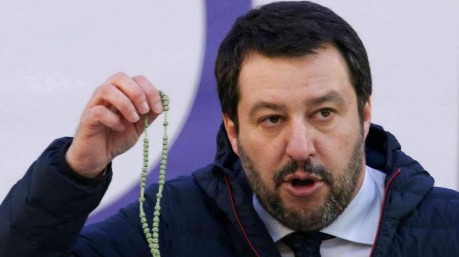 Salvini bíróság elé állhat, amiért nem engedett kikötni egy menekültekkel teli hajót
