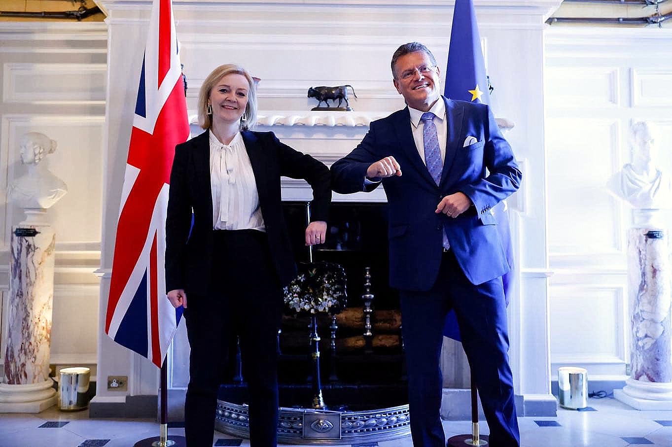 Liz Truss brit külügyminiszter és Maroš Šefčovič az Európai Bizottság alelnöke fotózkodnak 2022. január 24-én, mielőtt az északír protokollról tárgyalnának.