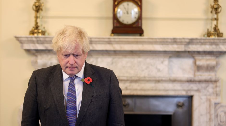 Boris Johnson kifut az időből és lassan kifut a barátokból is
