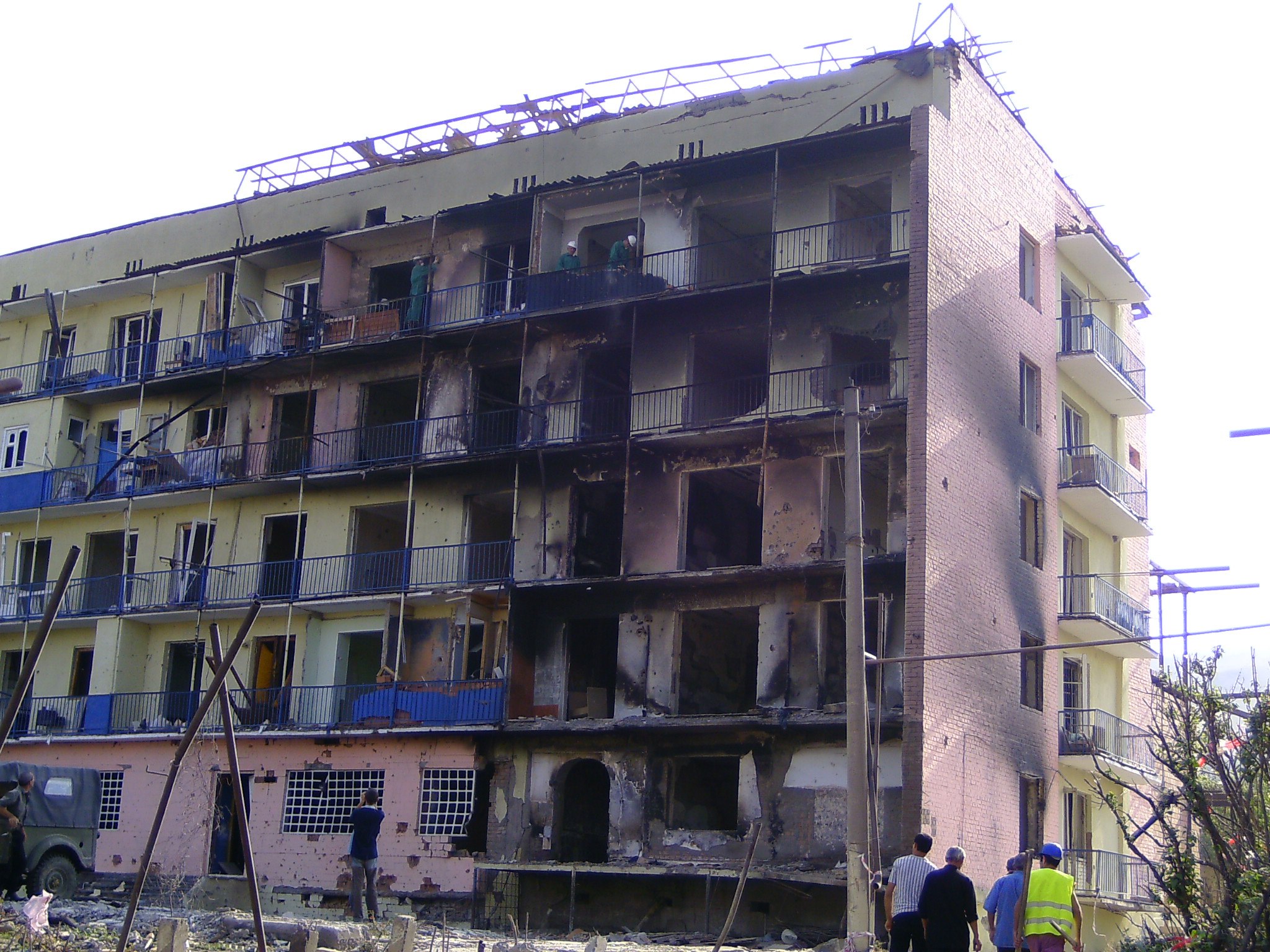 Légitámadás után kiégett lakóház Goriban