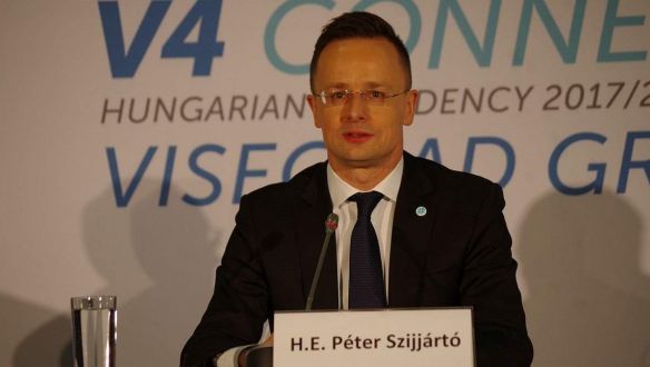 Háborús bűnösök csodálóival közösen kampányol ma Szijjártó Péter a szerb elnök mellett