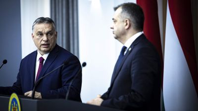 Orbán beleköszörülte a torkát a tenyerébe, majd kezet fogott a moldovai kormányfővel