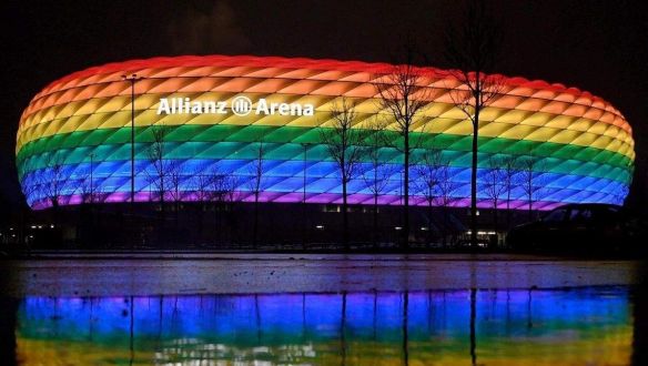 Német zöld politikus a szivárványokról: Ennyi erővel Che Guevera-fejjel is ki lehetne világítani a stadionokat