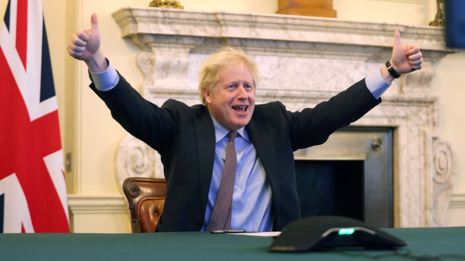 Boris Johnson születésnapjára is kapott egy 30 fős összejövetelt a lockdown alatt