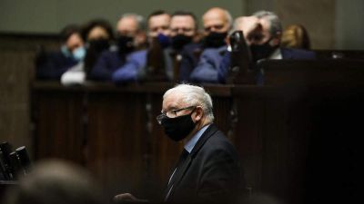 A sztori a lengyel vétó visszavonása mögött: Kaczyński egyre nehezebben tartja kordában a kormányát