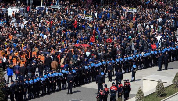 Könnygázzal védte meg a tüntetőktől a parlamentet az albán rendőrség