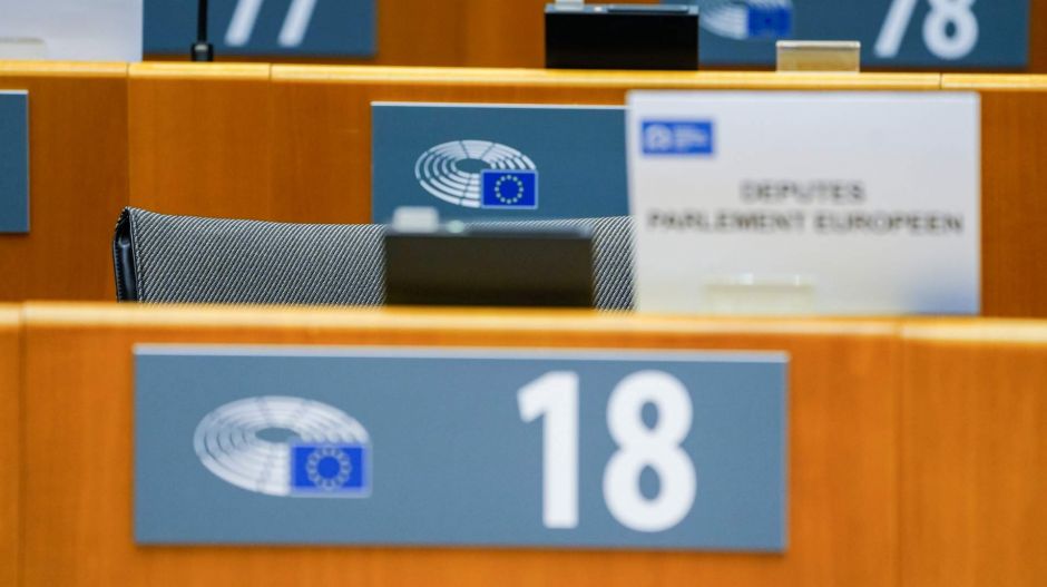Melyik fideszes ülhet be a szexbotrányba belebukó Szájer EP-képviselői helyére?