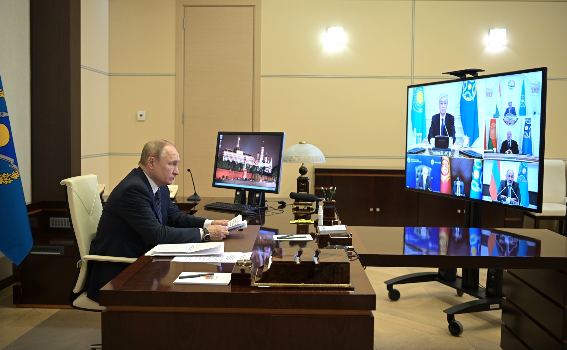 Vlagyimir Putyin orosz elnök egyeztet egy videókonferencia keretein belül a KBSZSZ-tagállamok vezetőivel a kazahsztáni helyzetről még 2022. január 10-én.