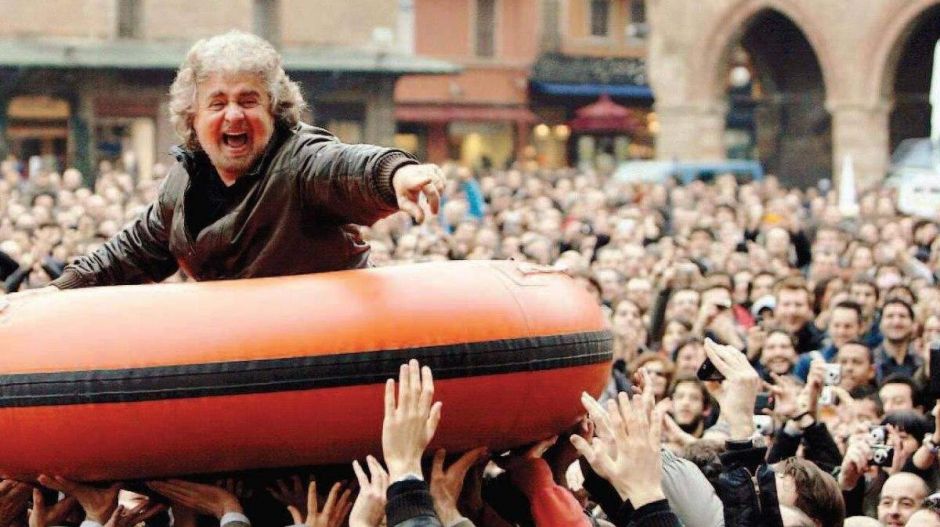 Miközben az Öt Csillagon belül lázadás tört ki, Beppe Grillo egy másik párt vezetésére jelentkezett be