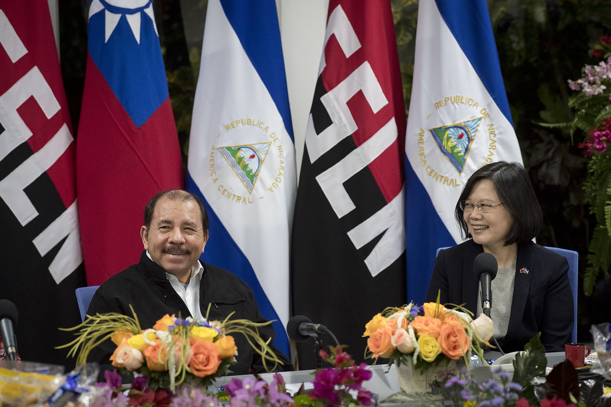 Daniel Ortega (balra) Nicaragua elnöke találkozik Csaj Ing-Vennel, a Kínai Köztársaság (Tajvan) függetlenségpárti elnökével. 
