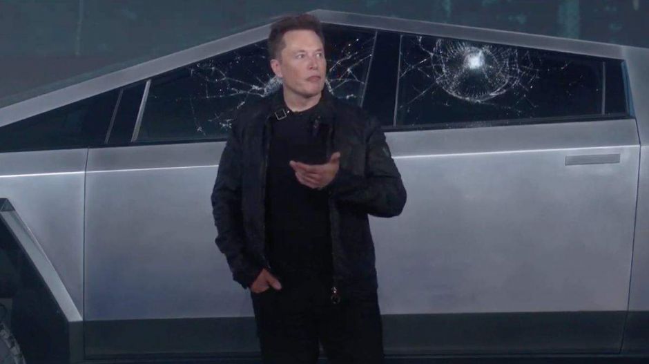 Elon Musk új autót mutatott be, 768 millió dollárt bukott egy perc alatt