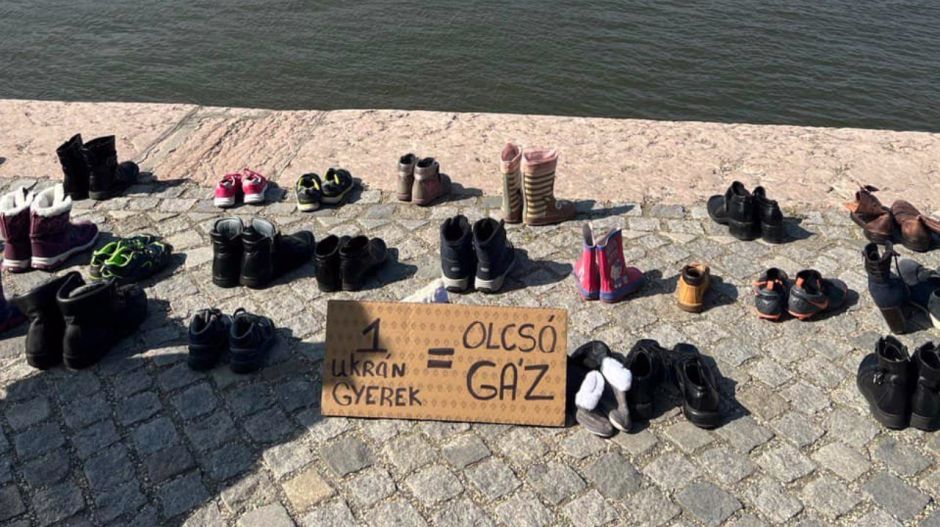 Cipőkkel emlékeznek a civil áldozatokra Budapesten az ukránok