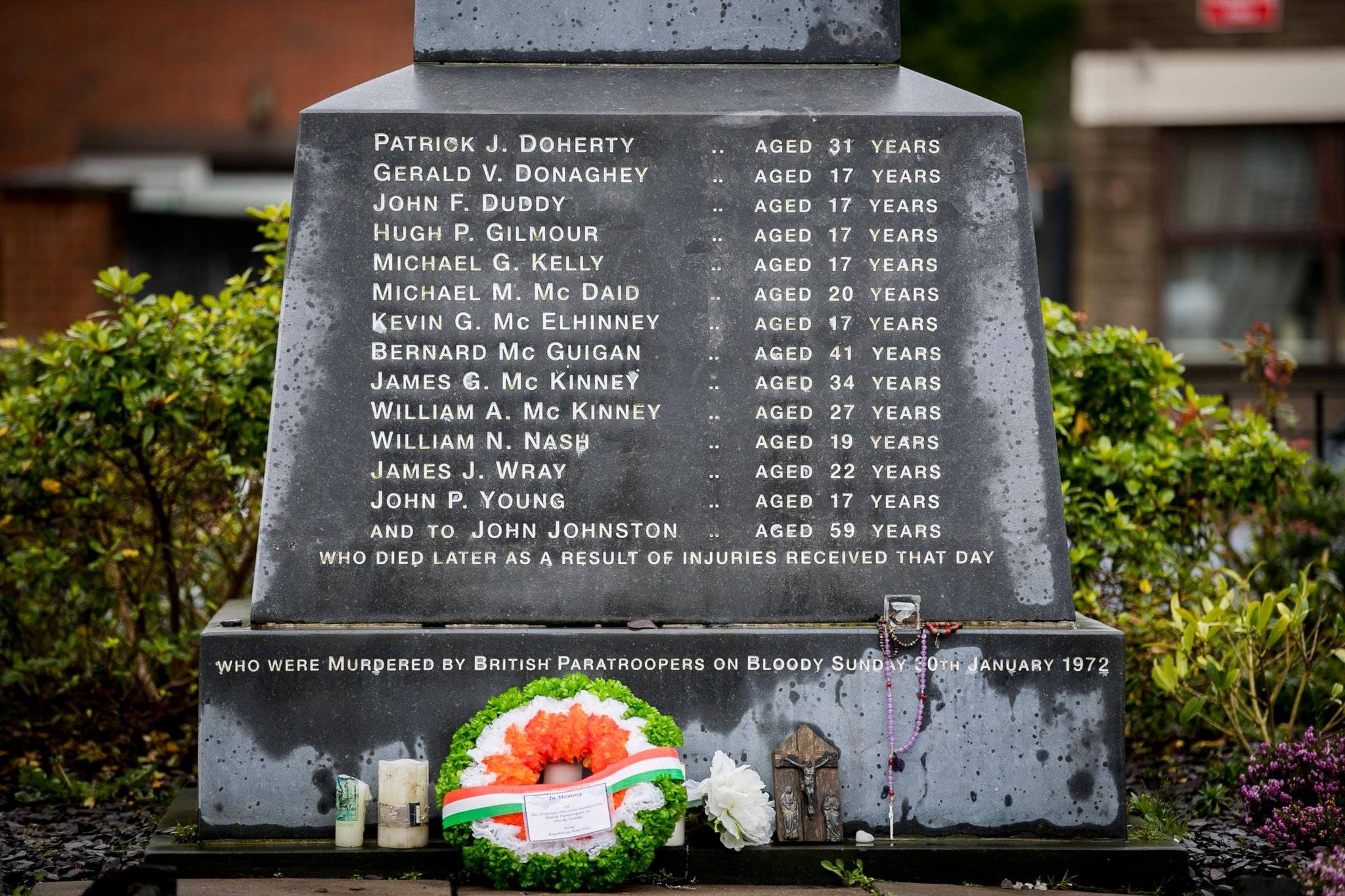 A (London)derryben található Véres vasárnap-emlékmű, rajta az áldozatok nevével.