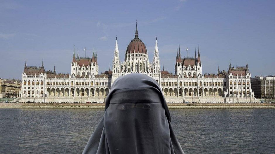 Lesz-e tilos a burkaviselés Magyarországon?
