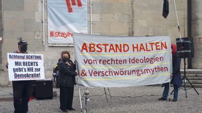 Engedték, de végül feloszlatták Berlinben a koronavírus-tagadók tüntetését
