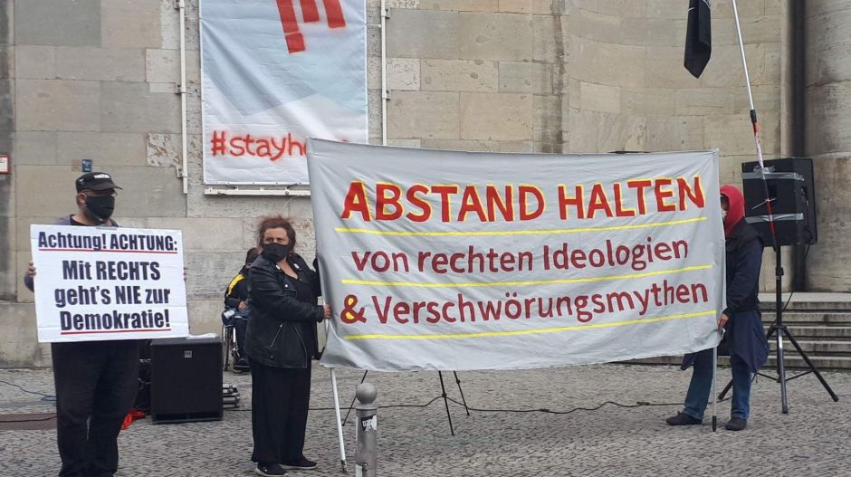 Engedték, de végül feloszlatták Berlinben a koronavírus-tagadók tüntetését