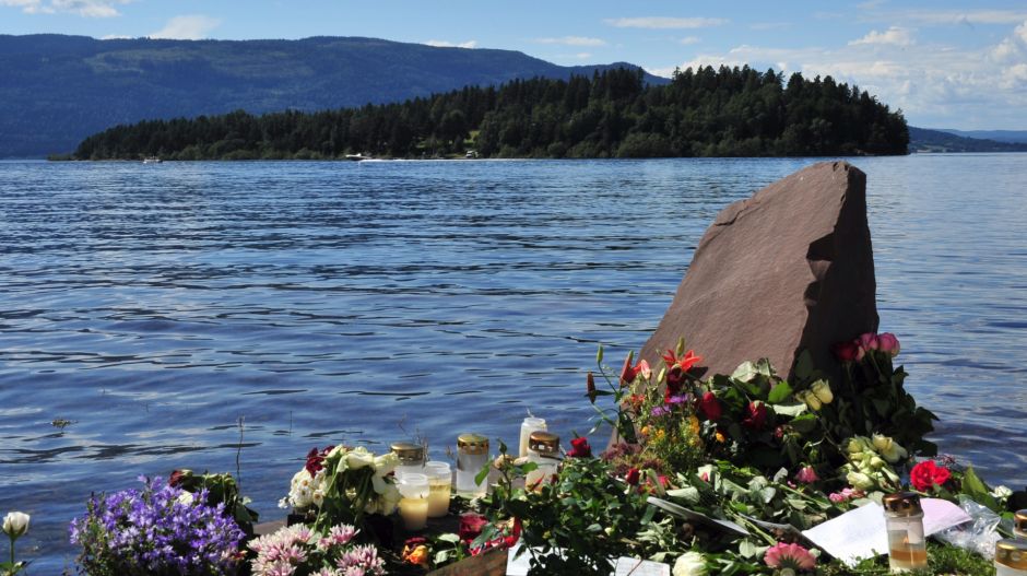 „A halál takarója ereszkedett a szigetre” – tíz éve csapott le Anders Breivik