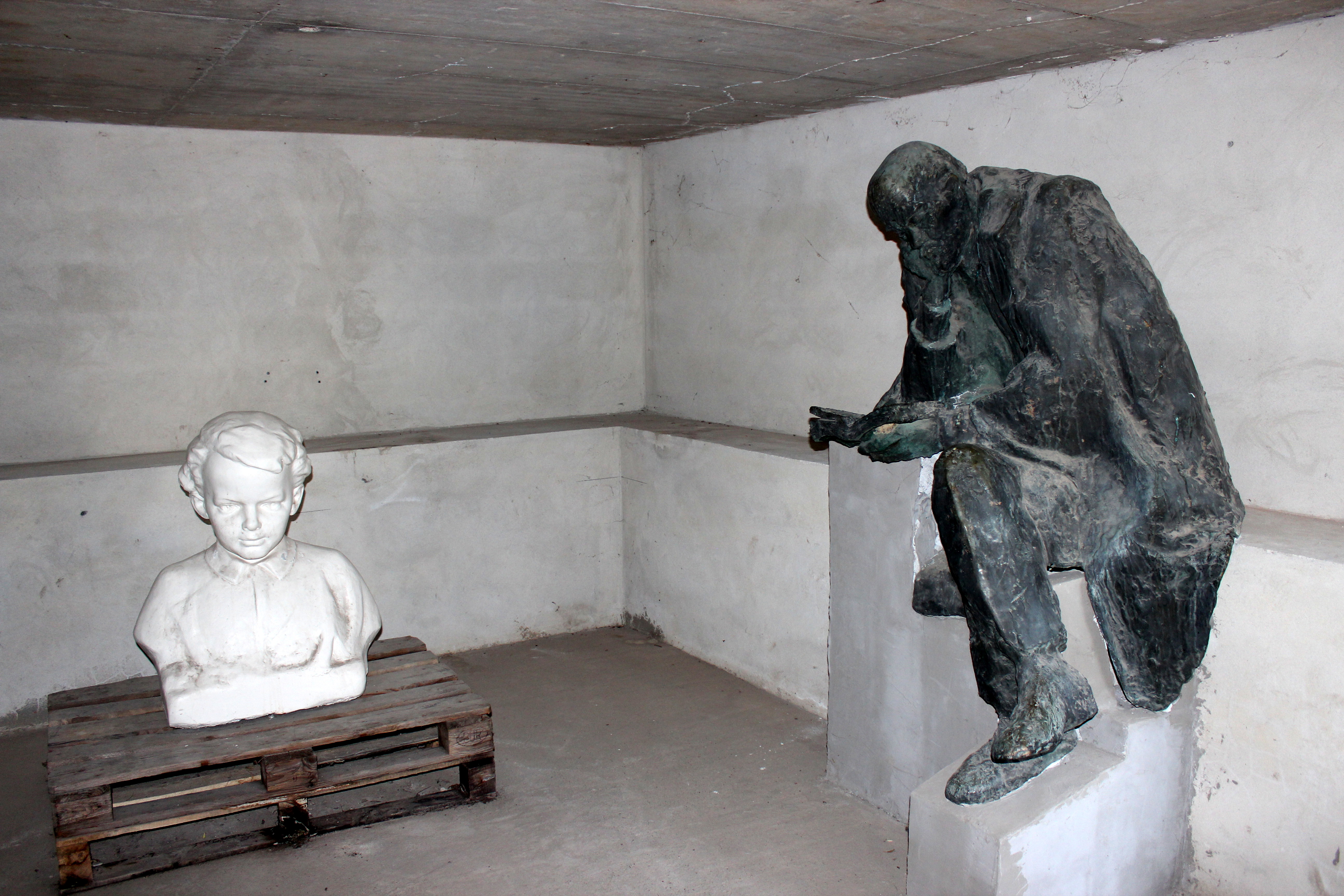 A Memento Park pincéjében a frissen beszerzett, még ki nem állított alkotások. Itt éppen egy gyermek Lenin és egy olvasó Lenin.
