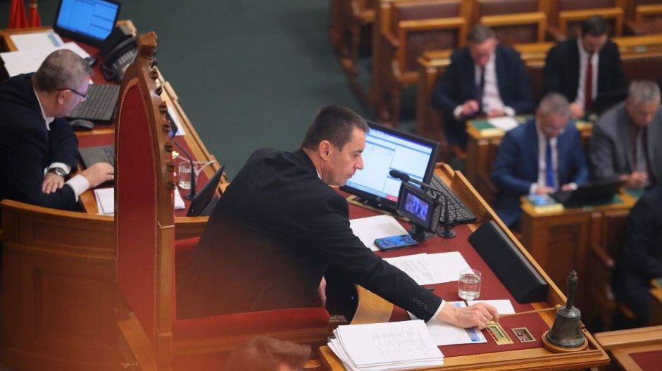 Visszahívja a Jobbik Sneider Tamást a parlament alelnöki székéből, Balczó Zoltán követi