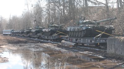 Csehország tankokat ajándékoz Ukrajnának, amiket már vonatra is pakoltak